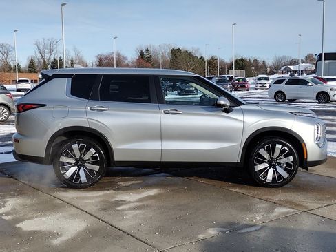 New 2026 Mitsubishi Outlander SE image 14