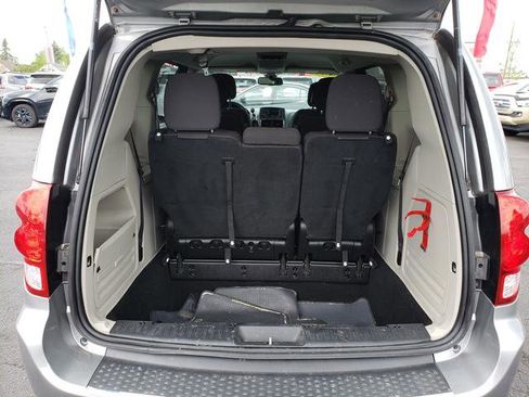Used 2019 Dodge Grand Caravan SE FWD image 14
