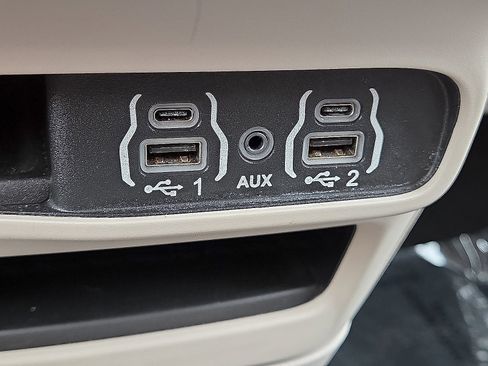 Used 2023 Chrysler Pacifica Touring-L FWD image 25