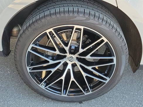 Certified 2025 Porsche Macan image 14