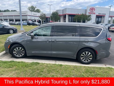Used 2022 Chrysler Pacifica Touring-L FWD image 3