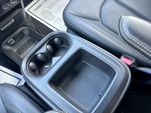 Used 2025 Chrysler Pacifica Select FWD image 23