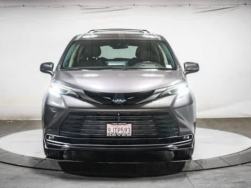 Certified 2023 Toyota Sienna Platinum image 7