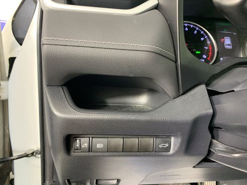Used 2019 Toyota RAV4 XLE Premium FWD image 17