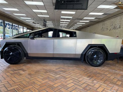 Used 2024 Tesla Cybertruck AWD Crew Cab image 5