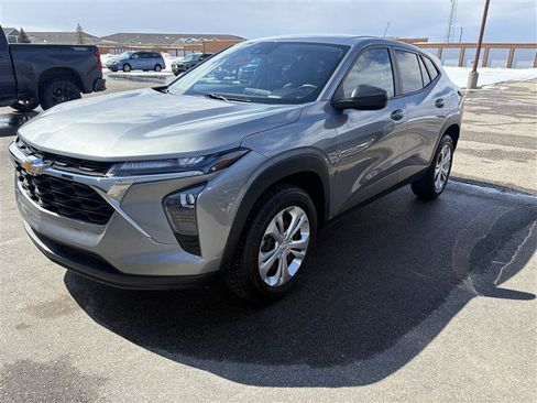 Used 2024 Chevrolet Trax LS w/ Driver Confidence Package FWD image 2
