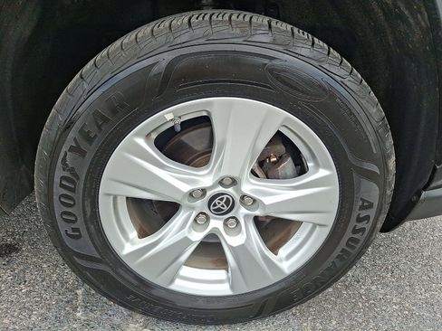 Used 2021 Toyota RAV4 LE AWD/4WD image 8