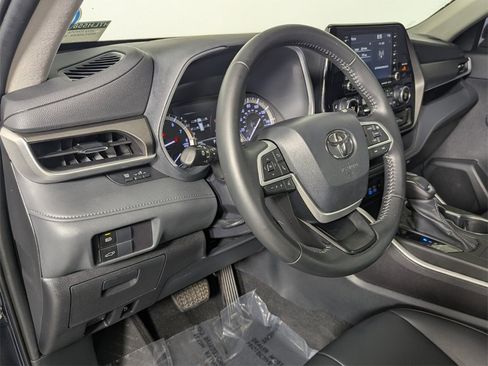 Used 2022 Toyota Highlander XLE image 13