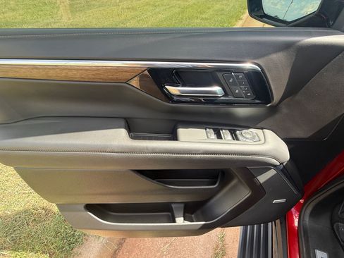 Used 2025 Chevrolet Suburban High Country AWD/4WD image 12
