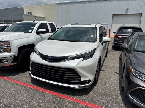 Used 2025 Toyota Sienna XLE w/ XLE Plus Package FWD image 1
