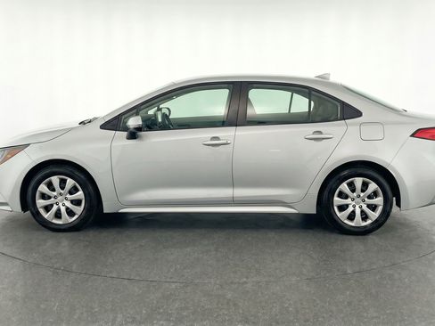 Used 2025 Toyota Corolla LE FWD image 5