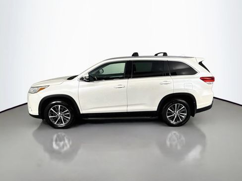 Used 2019 Toyota Highlander XLE AWD/4WD image 2
