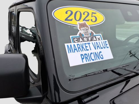 Used 2025 Jeep Wrangler Sahara image 9