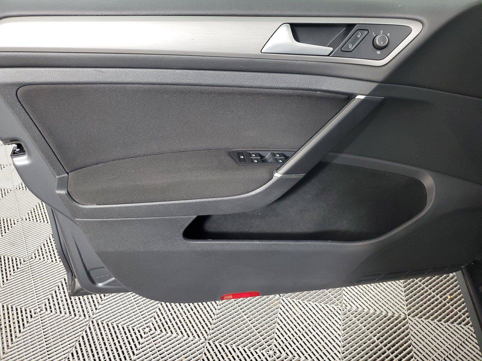 Used 2017 Volkswagen Golf 4-Door FWD image 18