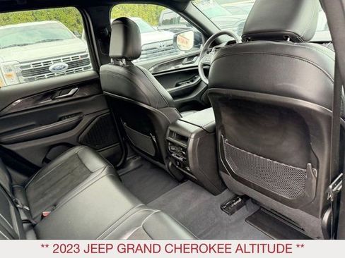 Used 2023 Jeep Grand Cherokee Altitude image 11