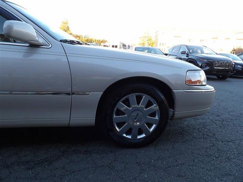 Used 2007 Lincoln Town Car Designer Series image 9