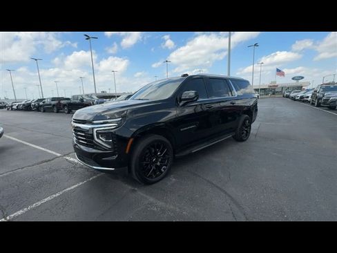 Certified 2025 Chevrolet Suburban LS AWD/4WD image 4