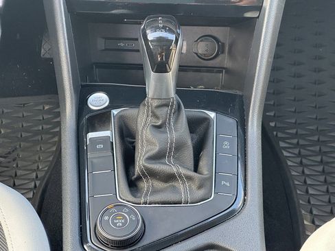 Used 2025 Volkswagen Taos SE w/ Panoramic Sunroof Package image 16