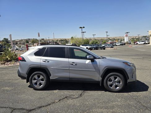 Used 2022 Toyota RAV4 XLE w/ Convenience Package FWD image 4