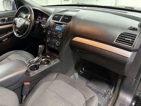 Used 2017 Ford Explorer XLT AWD/4WD image 40