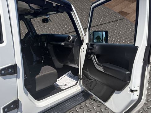 Used 2018 Jeep Wrangler Unlimited Sahara AWD/4WD image 17
