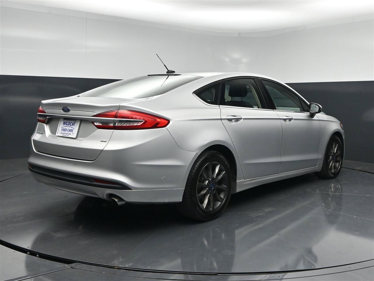 Used 2017 Ford Fusion SE w/ Fusion SE Technology Package FWD image 6