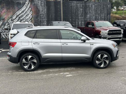 Used 2024 Volkswagen Taos SE AWD/4WD image 8