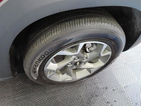 Used 2025 Chevrolet Trax LT w/ LT Convenience Package FWD image 9