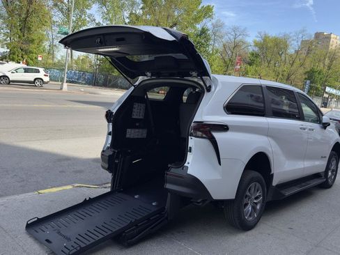 Used 2026 Toyota Sienna LE FWD image 9