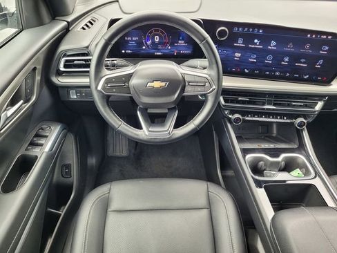Used 2025 Chevrolet Traverse LT FWD image 16