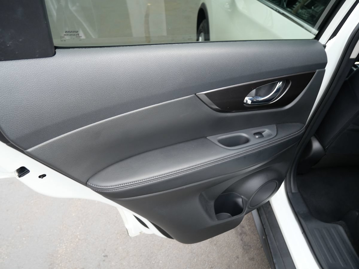 Used 2018 Nissan Rogue SV w/ Premium Package AWD/4WD image 17