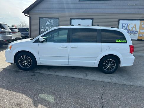 Used 2017 Dodge Grand Caravan SXT image 8