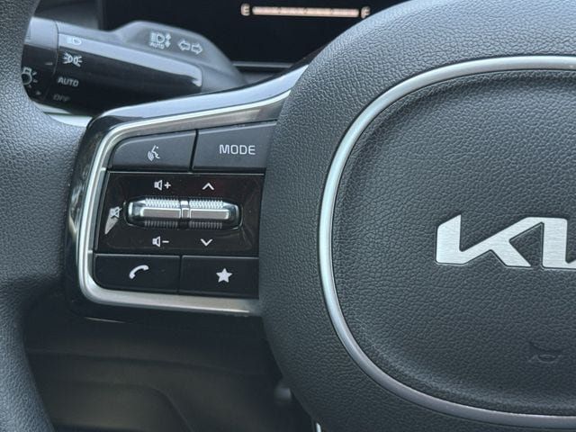 Used 2025 Kia Sorento LX FWD image 13