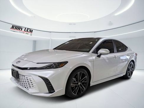 Used 2025 Toyota Camry XSE FWD image 7