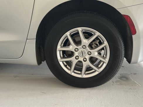 Used 2024 Chrysler Pacifica Touring-L image 26