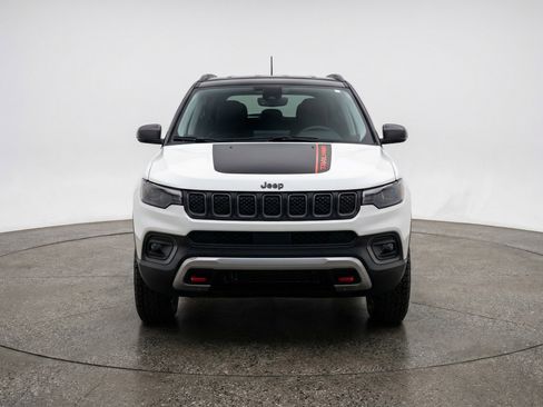 Used 2025 Jeep Compass Trailhawk AWD/4WD image 2