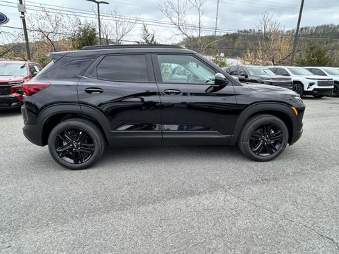 New 2026 Chevrolet TrailBlazer LT w/ Midnight Edition FWD image 2