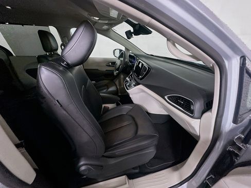 Used 2024 Chrysler Pacifica Touring-L image 32