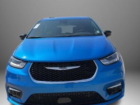 New 2026 Chrysler Pacifica Select image 3