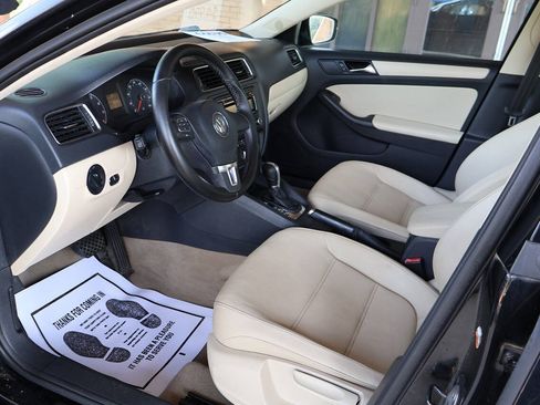Used 2011 Volkswagen Jetta SE FWD image 12