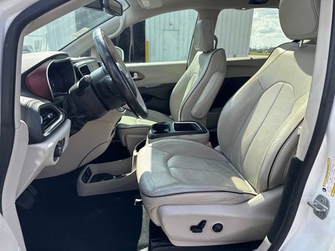 Used 2020 Chrysler Pacifica Limited FWD image 13
