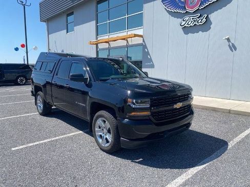 Used 2018 Chevrolet Silverado 1500 Custom w/ Custom Value Package image 3