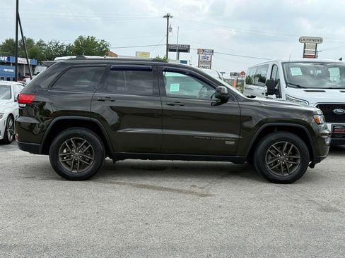 Used 2017 Jeep Grand Cherokee Laredo AWD/4WD image 3