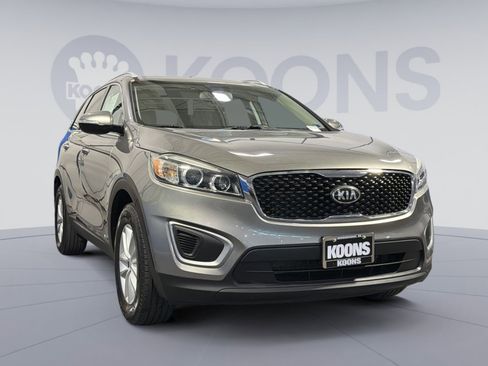 Used 2017 Kia Sorento LX w/ LX Convenience Package image 18