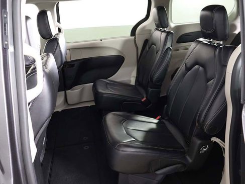 Used 2023 Chrysler Pacifica Touring-L FWD image 33