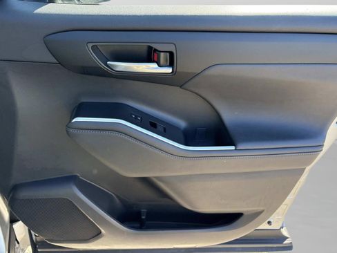 Used 2023 Toyota Highlander XLE image 25