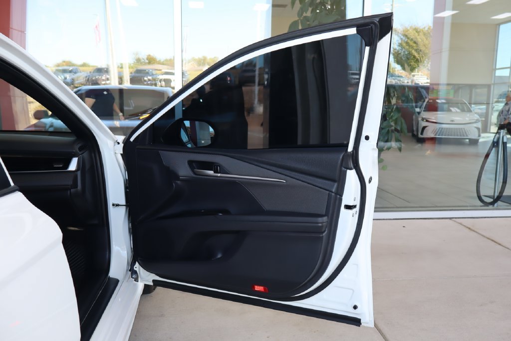 Used 2025 Toyota Camry SE FWD image 40