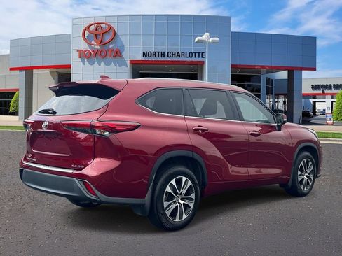 Used 2022 Toyota Highlander XLE AWD/4WD image 7