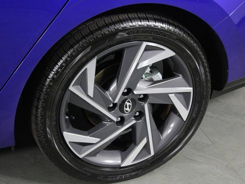 Certified 2025 Hyundai Elantra SEL image 11