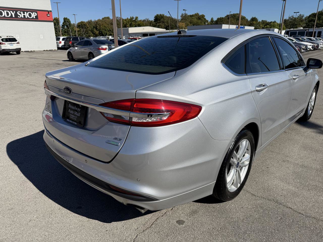 Used 2018 Ford Fusion SE FWD image 3